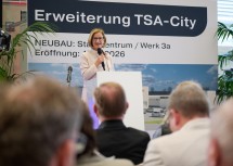 Landeshauptfrau Johanna Mikl-Leitner sprach Grußworte bei der Eröffnung des neuen Stanzzentrums von TSA. 