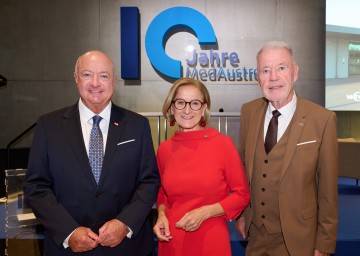 Beim Jubiläum „10 Jahre MedAustron“ in den Kasematten Wiener Neustadt: Landeshauptfrau Johanna Mikl-Leitner mit (li.) Bundeskanzler Christian Stocker und (re.) Bürgermeister Klaus Schneeberger.