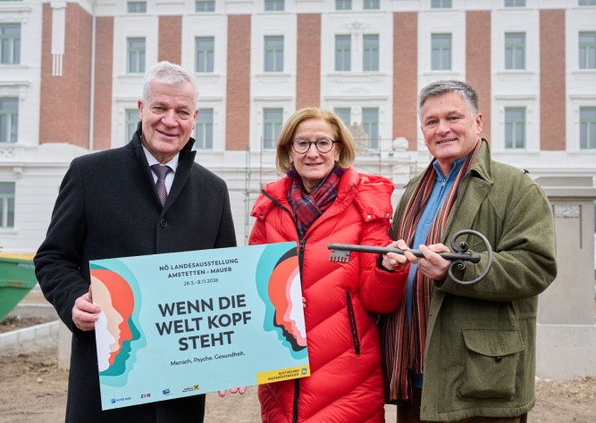 Schlüsselübergabe an Landesausstellungsteam im Rahmen von Adventmarkt im Landesklinikum Mauer