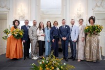 Im Kreise zweier barocker Damen bei der Eröffnung der Sonderausstellung 2026 auf Schloss Hof (v.l.): Alexander Palma (Sektionsleiter für kulturelles Erbe im Bundesministerium), Schauspieler Jürgen Maurer, Kuratorin Katrin Harter, Schauspielerin Maria Köstlinger, Landeshauptfrau Johanna Mikl-Leitner, Klaus Panholzer (Geschäftsführer Schönbrunn Group), Generalsekretär Severin Gruber und Bezirkshauptfrau Claudia Pfeiler-Blach.