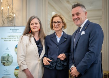 Bei der Eröffnung der Sonderausstellung 2026 auf Schloss Hof: Landeshauptfrau Johanna Mikl-Leitner mit (li.) Kuratorin Katrin Harter und (re.) Klaus Panholzer, Geschäftsführer Schönbrunn Group.