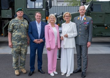 Niederösterreichs Militärkommandant Georg Härtinger, Wirtschaftskammer NÖ-Präsident Wolfgang Ecker, Verteidigungsministerin Klaudia Tanner, Landeshauptfrau Johanna Mikl-Leitner und Rüstungsdirektor Harald Vodosek nach der Pressekonferenz (v.l.n.r.)