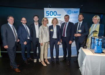 (v.l.n.r.) WKNÖ-Präsident Wolfgang Ecker, Harald Resch, Alexander Pöllinger, Landeshauptfrau Johanna Mikl-Leitner, Sandra Seichter, Reinhard Karl (Raiffeisenvorstand NÖ-Wien), COO David Stibi und Alexandrea Höfer (Direktor-Stv. WKNÖ).