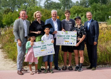 (v.l.n.r.) Wolfgang Mayrhofer (Vizebgm. Tulln), Roswitha Wolf (Hochschule für Agrar- und Umweltpädagogik), Landesrat Anton Kasser und Peter Obricht (Leiter Abteilung Umwelt und Energiewirtschaft des Landes NÖ) mit den Kindern Lilia und Philip sowie den Jugendlichen Illia und Tamila.