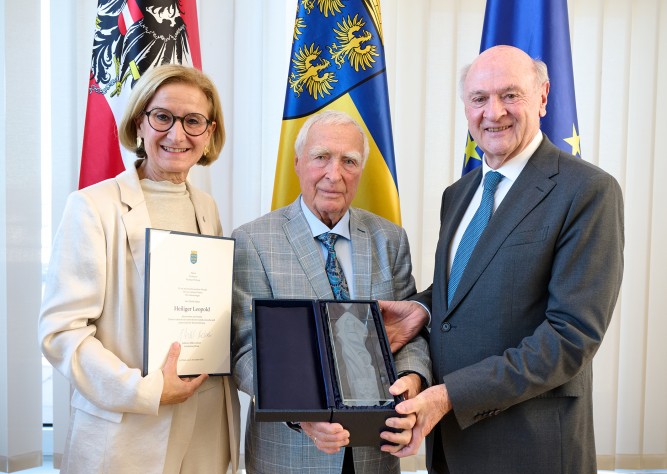 LH Mikl-Leitner ehrt Gunnar Prokop mit Gläsernem Leopold