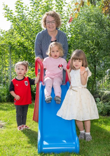 Bildungs-Landesrätin Christiane Teschl-Hofmeister mit den Kindern (v.l.) Paula, Florentina und Leonie.
