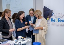Landeshauptfrau Johanna Mikl-Leitner mit (v.l.) Angelika Weiler, Birgit Herbinger und Violeta Kaličanin.