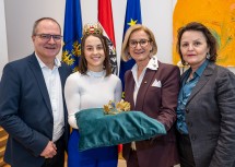 Bei der Präsentation der neuen Krone (v.l.n.r.): Klaus Goldmann (GF Wein Niederösterreich), Laura Hummel (Bundesweinkönigin), Landeshauptfrau Johanna Mikl-Leitner und Ilse Schnall (Goldschmiedin).