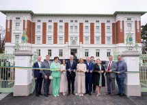 Freuen sich über die Eröffnung der NÖ Landesausstellung 2026: der Pflegedirektor des Landesklinikums Mauer Gerhard Leonhartsberger, Landtagsabgeordneter und Bürgermeister von Haag Lukas Michlmayr, Bürgermeisterin von Oed-Öhling und Obfrau der LEADER-Region Moststraße Michaela Hinterholzer, die kaufmännische Direktorin des Landesklinikums Mauer Regina Bauer, Landesrat Anton Kasser, Landeshauptfrau Johanna Mikl-Leitner, der Ärztliche Direktor des Landesklinikums Mauer Christian Korbel, Landtagsabgeordneter Mario Wührer, die Vorständin der NÖ Landesgesundheitsagentur Elisabeth Bräutigam, der Geschäftsführer der NÖ Landesausstellung Erwin Klissenbauer und Bürgermeister von Amstetten Christian Haberhauer (v.l.n.r.)