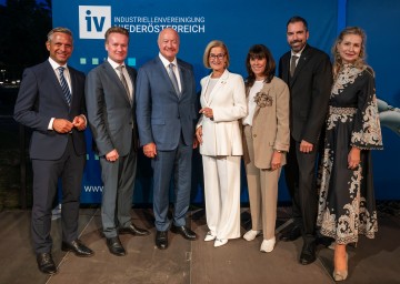 Von links nach rechts: Bundesminister Wolfgang Hattmannsdorfer, IV Österreich-Präsident Georg Knill, Bundeskanzler Christian Stocker, Landeshauptfrau Johanna Mikl-Leitner, Wirtschaftskammer-Präsidentin Martha Schultz, IV NÖ-Präsident Kari Ochsner und IV NÖ-Geschäftsführerin Michaela Roither.