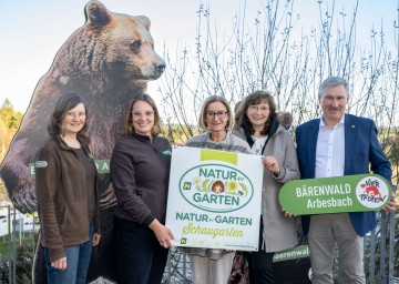 (v.l.n.r.) Tierpflegerin Gerlinde Mairhofer, Geschäftsführerin Eva Rosenberg, Landeshauptfrau Johanna Mikl-Leitner, Veronika Stiedl (Marktgemeinde Arbesbach) und Bürgermeister Martin Frühwirth.
