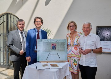 Beim Jubiläum „100 Jahre Stadterhebung Scheibbs“ (v.l.n.r.): Landtagsabgeordneter Anton Erber, Bürgermeister David Pöckstein, Landeshauptfrau Johanna Mikl-Leitner und Stadtarchivar Johann Schagerl.