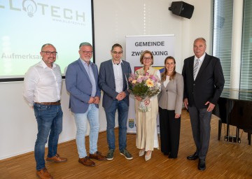 LED-Umstellung läuft in der Gemeinde Zwölfaxing. Im Bild von links nach rechts: Energieberater Mario Hölzl, Elotec-Geschäftsführer Wolfgang Grünbichler, Vizebürgermeister Sebastian Zell, Landeshauptfrau Johanna Mikl-Leitner, Amtsleiterin Cornelia Rautner und Bürgermeister Walter Buxkandl