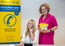 (v.l.n.r.): Ines Frank von der Pflegehotline und Sozial-Landesrätin Christiane Teschl-Hofmeister