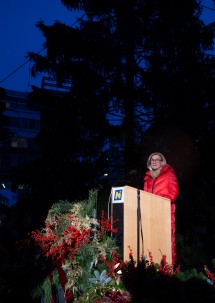 „Jeder einzelne Lichtpunkt auf diesem Christbaum soll für uns alle ein Licht der Hoffnung und des Friedens sein“, sagte Landeshauptfrau Johanna Mikl-Leitner bei der Illuminierung des Landhaus-Christbaums.