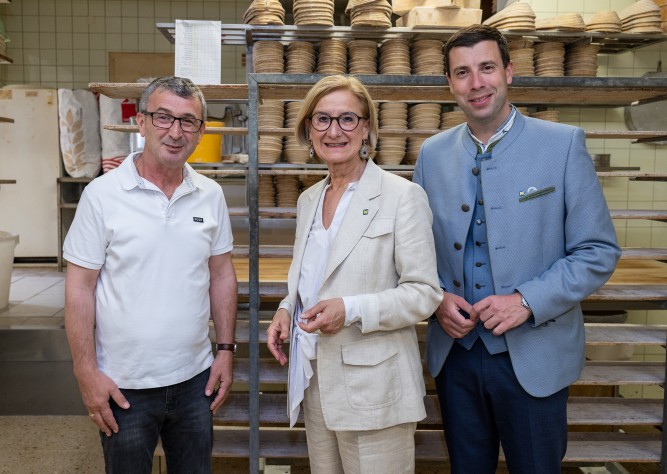 LH Mikl-Leitner besucht Bäckerei Schneider in Sitzendorf an der Schmida