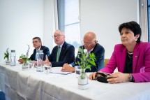„Gemeinsam mit Bionorica und der Universität für Bodenkultur setzen wir heute den Startpunkt für ein neues Institut im Bereich der Phytopharmazie, also der Heilpflanzenforschung“, so LH-Stv. Stephan Pernkopf.