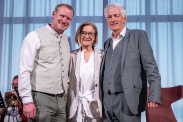 Landeshauptfrau Johanna Mikl-Leitner mit (li.) Bürgermeister Sebastian Paß und (re.) Altbürgermeister Willibald Fuchs.