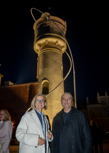 Landeshauptfrau Johanna Mikl-Leitner mit Künstler Martin Walde vor den „Luftlinien“ am zweiten Wasserturm der ehemaligen Glanzstoff in St. Pölten.