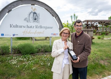 Landeshauptfrau Johanna Mikl-Leitner mit Mathias Pöcher (Obmann-Stv. Verein Kulturschatz Kellergasse & Ortsvorsteher)