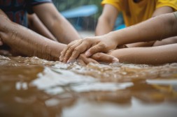 Ansicht helfender Hände über Wasser