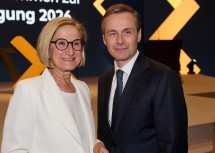 Landeshauptfrau Johanna Mikl-Leitner mit dem designierten Generaldirektor der Raiffeisen Landesbank NÖ-W, Martin Hauer.